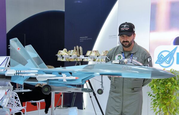 Maquete do caça multifuncional russo Su-35 na exposição aérea Dubai Airshow 2019 - Sputnik Brasil