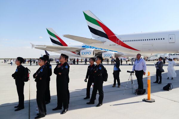 Visitantes assistem a demonstração de diferentes aeronaves no Dubai Airshow 2019 - Sputnik Brasil