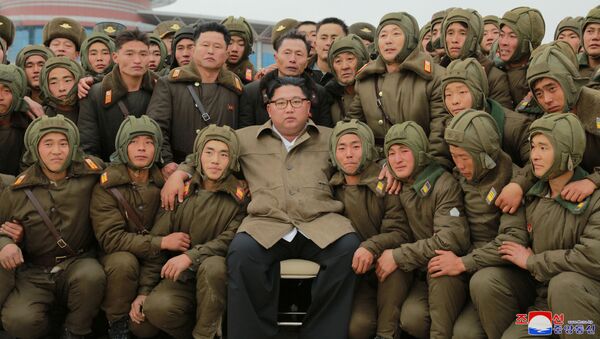 Atiradores de elite da Força Aérea da Coreia do Norte tiram foto com o líder norte-coreano, Kim Jong-un
 - Sputnik Brasil