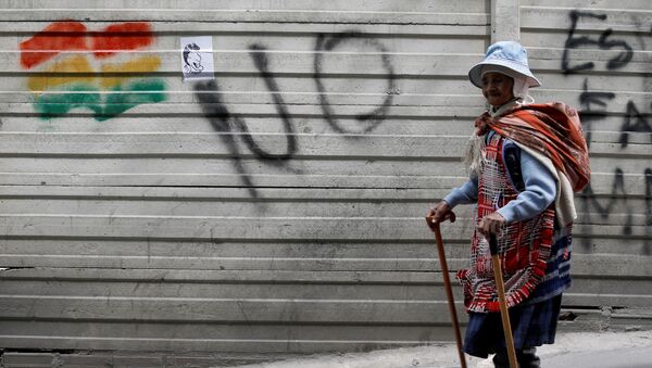 Senhora indígena caminha pelas ruas de La Paz após protestos. Crise política no país começou em 21 de Outubro, após resultados preliminares de eleições presidenciais - Sputnik Brasil