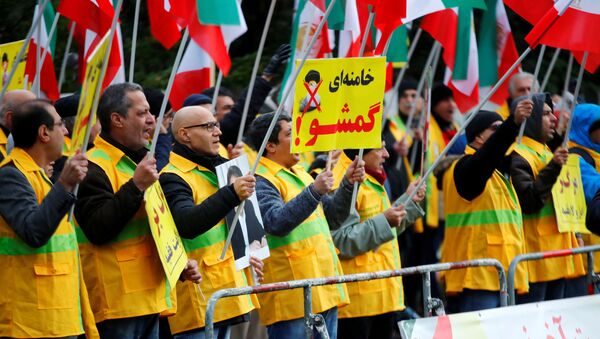 Manifestantes durante protestos organizados pelo Conselho de Resistência do Irã na Alemanha para objetar ao aumento do preço dos combustíveis no Irã, realizado em Berlim, no dia 17 de novembro de 2019 - Sputnik Brasil