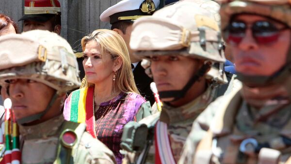 Presidente interina da Bolívia comparece a cerimônia em La Paz sob forte esquema de segurança, em 18 de novembro de 2019 - Sputnik Brasil