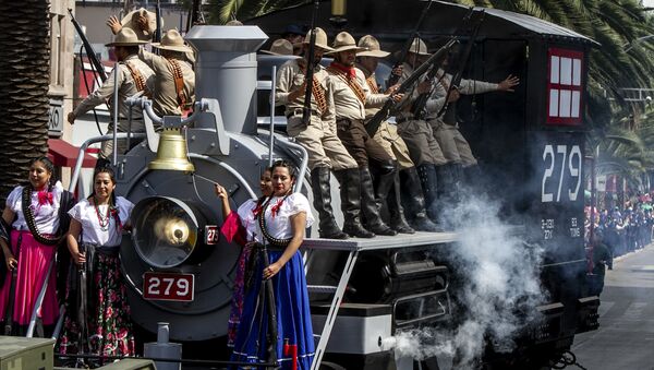 Con desfile México celebra 109 años del inicio de la Revolución  - Sputnik Brasil