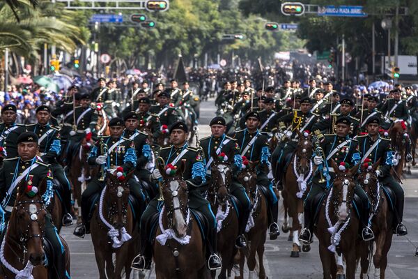 Con desfile México celebra 109 años del inicio de la Revolución  - Sputnik Brasil