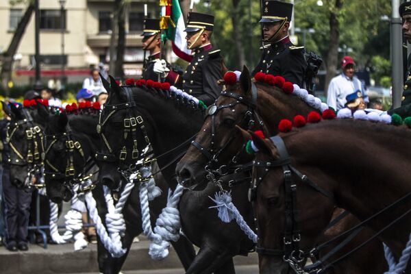 Con desfile México celebra 109 años del inicio de la Revolución  - Sputnik Brasil