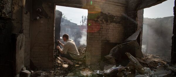 Jornalista filma vila de Semyonovka, na Ucrânia, destruída após ataque - Sputnik Brasil