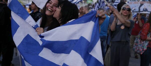 A reação dos manifestantes de Não voto depois dos primeiros resultados do referendo na praça Syntagma em Atenas no 5 de julho 2015. - Sputnik Brasil