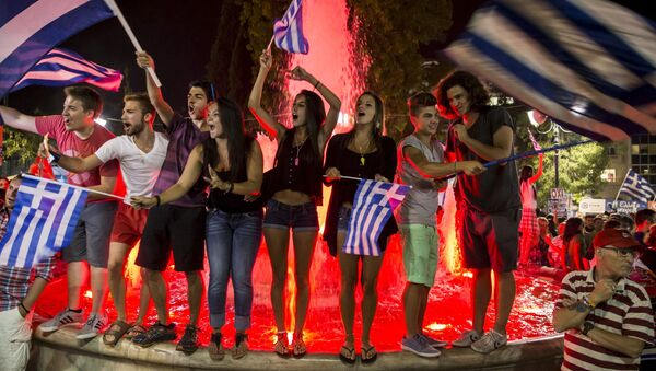 Apoiantes de Não voto celebram resultados do referendo em uma rua no centro de Atenas no 5 de julho 2015. - Sputnik Brasil