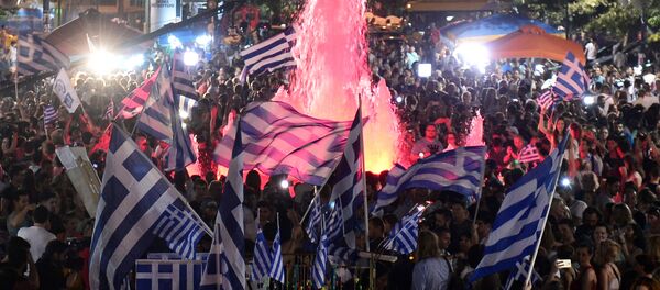 As pessoas celebram os resultados do referendo em Atenas. - Sputnik Brasil