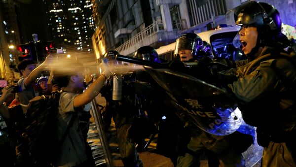 Forças de ordem contêm manifestantes em Hong Kong - Sputnik Brasil
