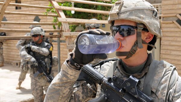 Soldado americano bebe água durante patrulha cerca da da cidade iraquiana de Rizgari - Sputnik Brasil