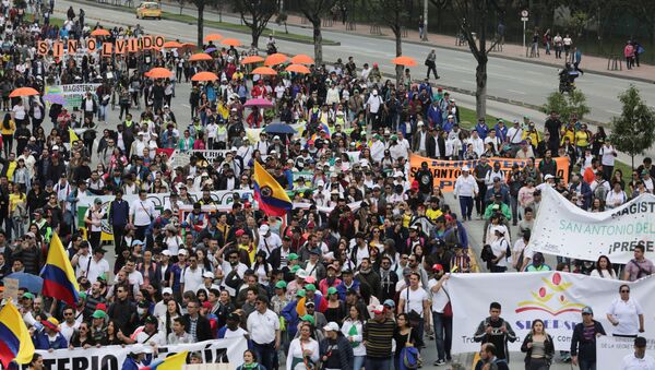 Manifestantes protestam contra políticas do presidente Iván Duque na Colômbia - Sputnik Brasil