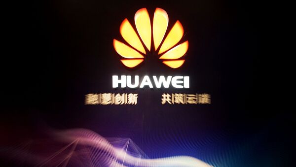Logo da Huawei em zona industrial na cidade de Jining, na China. - Sputnik Brasil