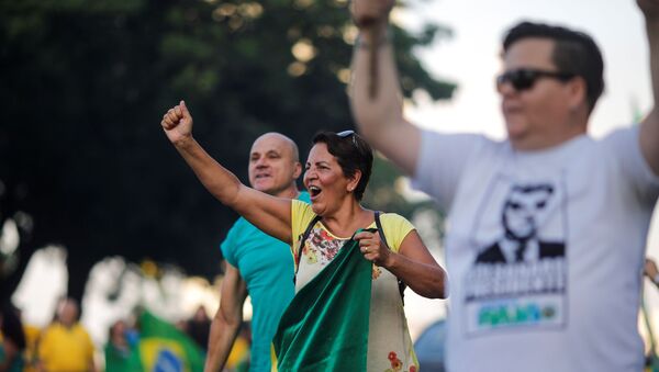 Apoiadores de Bolsonaro protestam contra a saída do ex-presidente Lula da prisão, em Brasília, no dia 9 de novembro de 2019 - Sputnik Brasil