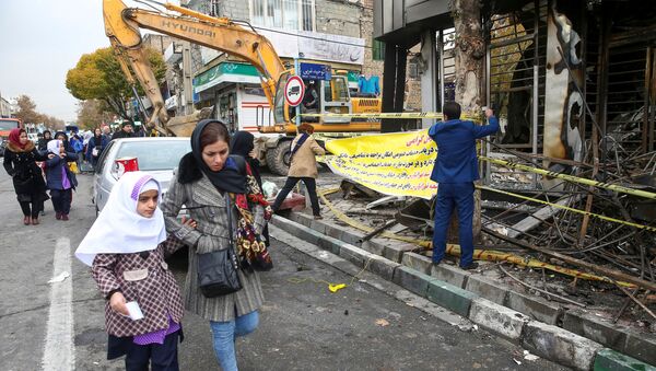 Mãe e filha caminham em do Irã afetada por protestos - Sputnik Brasil