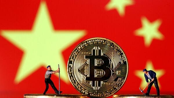 Ilustração mostra figuras de brinquedo, representando homens 'minerando' Bitcoins, com uma bandeira chinesa ao fundo - Sputnik Brasil