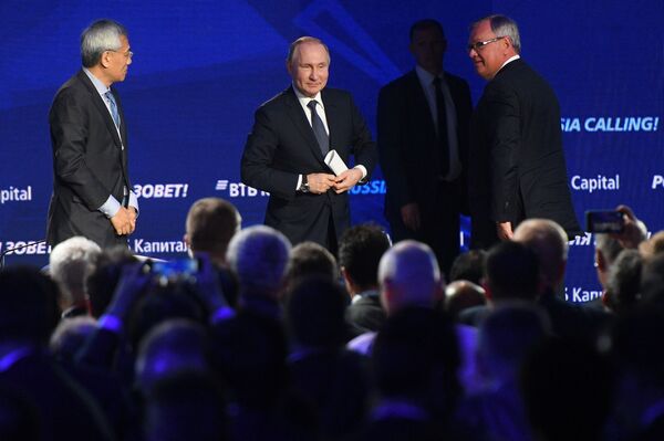 Presidente da Rússia, Vladimir Putin, no fórum de investimentos anual Rossiya Zovet da VTB Kapital - Sputnik Brasil