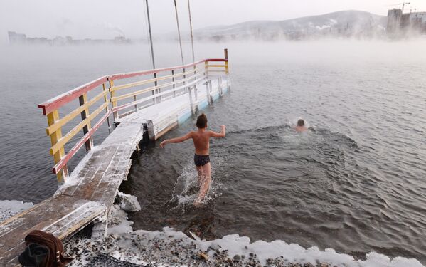 Abertura da temporada de banhos gelados na cidade russa de Krasnoyarsk - Sputnik Brasil