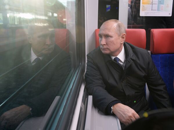 Presidente da Rússia, Vladimir Putin, viaja a bordo de um trem Ivolga durante inauguração da linha ferroviária MTsD, em Moscou, Rússia - Sputnik Brasil