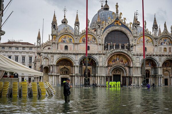 Praça de San Marco, em Veneza, durante a inundação que assolou a cidade italiana - Sputnik Brasil