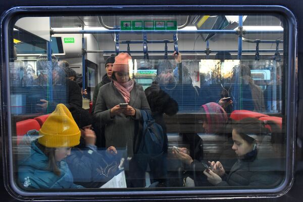 Passageiros em trem da nova linha ferroviária moscovita MTsD - Sputnik Brasil