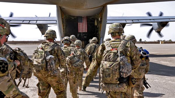 Soldados norte-americanos entram em avião militar de transporte - Sputnik Brasil