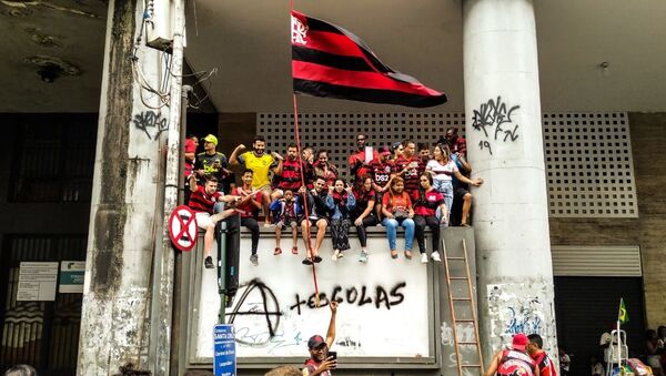 Torcedores do Flamengo aguardam a chegada dos jogadores do clube no Centro do Rio de Janeiro - Sputnik Brasil