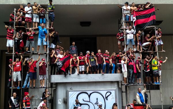 Torcedores se aglomeram em arquibancada improvisada na avenida Presidente Vargas - Sputnik Brasil