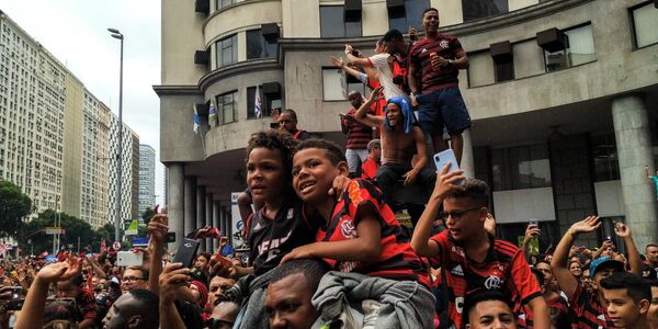 Crianças e adultos festejando juntos a conquista do Flamengo na Libertadores - Sputnik Brasil