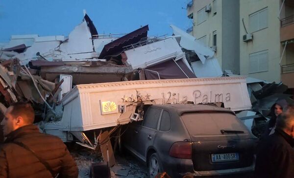 Populares perto de escombros de um hotel em Durres, no oeste da Albânia - Sputnik Brasil