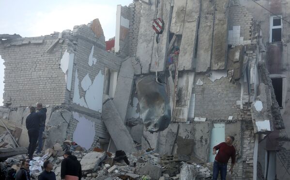 Guindaste remove entulho dentre escombros de prédio que desabou durante o terremoto na cidade albanesa de Thumane - Sputnik Brasil