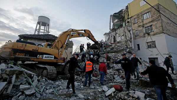 Escavadeira remove entulho de escombros causados por terremoto na Albânia - Sputnik Brasil