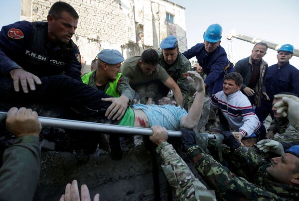 Homem é carregado em uma maca por socorristas após terremoto atingir edifício em Thumane, na Albânia - Sputnik Brasil
