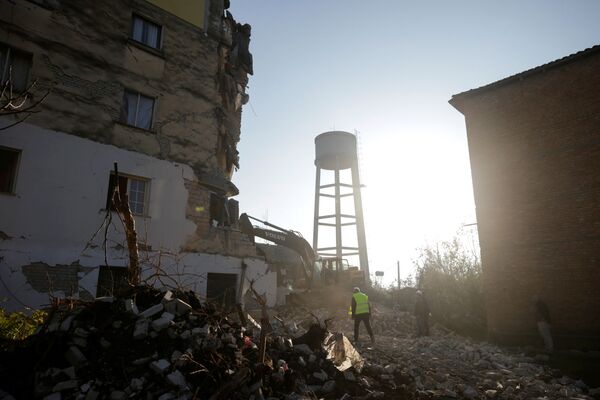 Prédio parcialmente destruído após o forte abalo causado por terremoto na cidade albanesa de Thumane - Sputnik Brasil
