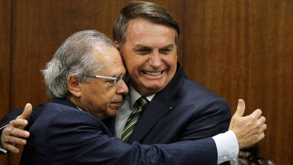Ministro da Economia, Paulo Guedes, dá abraço no presidente da República, Jair Bolsonaro, no Congresso Nacional, Brasília, 5 de novembro de 2019 - Sputnik Brasil