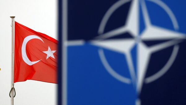Bandeira turca esvoaçando ao lado do logótipo da OTAN no quartel-general da aliança em Bruxelas - Sputnik Brasil