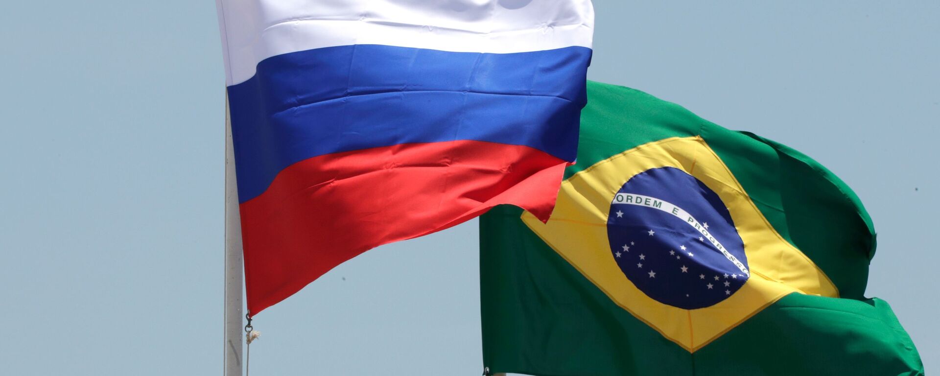 Bandeiras da Rússia e do Brasil - Sputnik Brasil, 1920, 02.11.2021