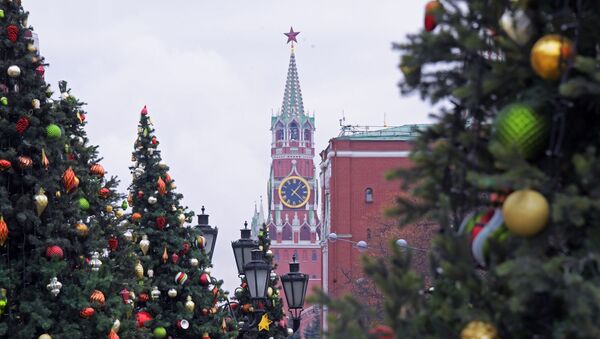 Vista para a Torre do Relógio (Spasskaya Bashnya) do Kremlin de Moscou durante as celebrações do Ano Novo - Sputnik Brasil