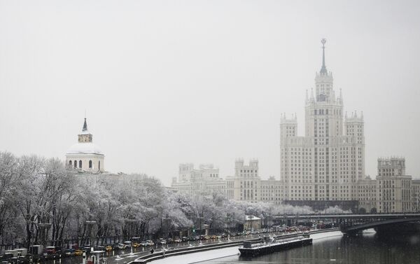 Vista para o parque Zaryadye e Edifício Residencial do cais Kotelnicheskaya durante a nevada - Sputnik Brasil