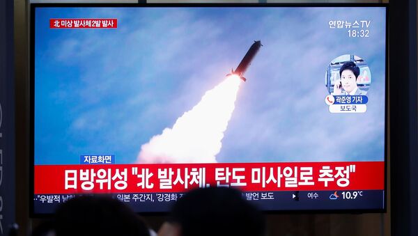 Televisão sul coreana transmite imagens dos lançamentos de mísseis efetuados pela Coreia do Norte, no dia 28 de novembro de 2019 - Sputnik Brasil