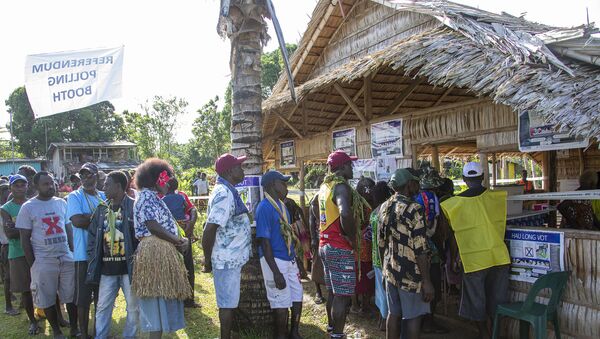 Habitantes da ilha de Bougainville fazem fila para votar em referendo sobre independência, que teve início no dia 23 de novembro de 2019 - Sputnik Brasil