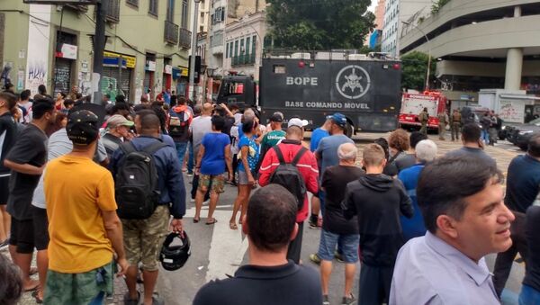 Polícia Militar e Batalhão de Operações Policiais Especiais (Bope) isolam rua do centro do Rio de Janeiro para negociar com sequestrador que mantém 5 reféns. - Sputnik Brasil
