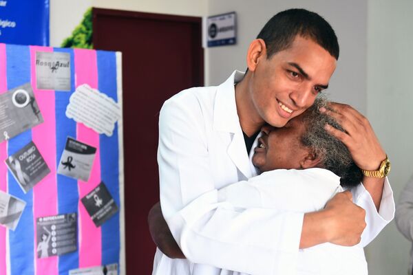 Médicos cubanos estão na mira dos EUA para fortalecer embargo à ilha Médicos cubanos estão na mira dos EUA para fortalecer embargo à ilha - Sputnik Brasil