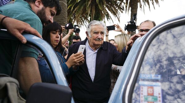 José Alberto Pepe Mujica, ex-presidente uruguaio, deixa sessão eleitoral com seu famoso Fusca azul-claro, em Montevidéu, em 27 de outubro de 2019 - Sputnik Brasil