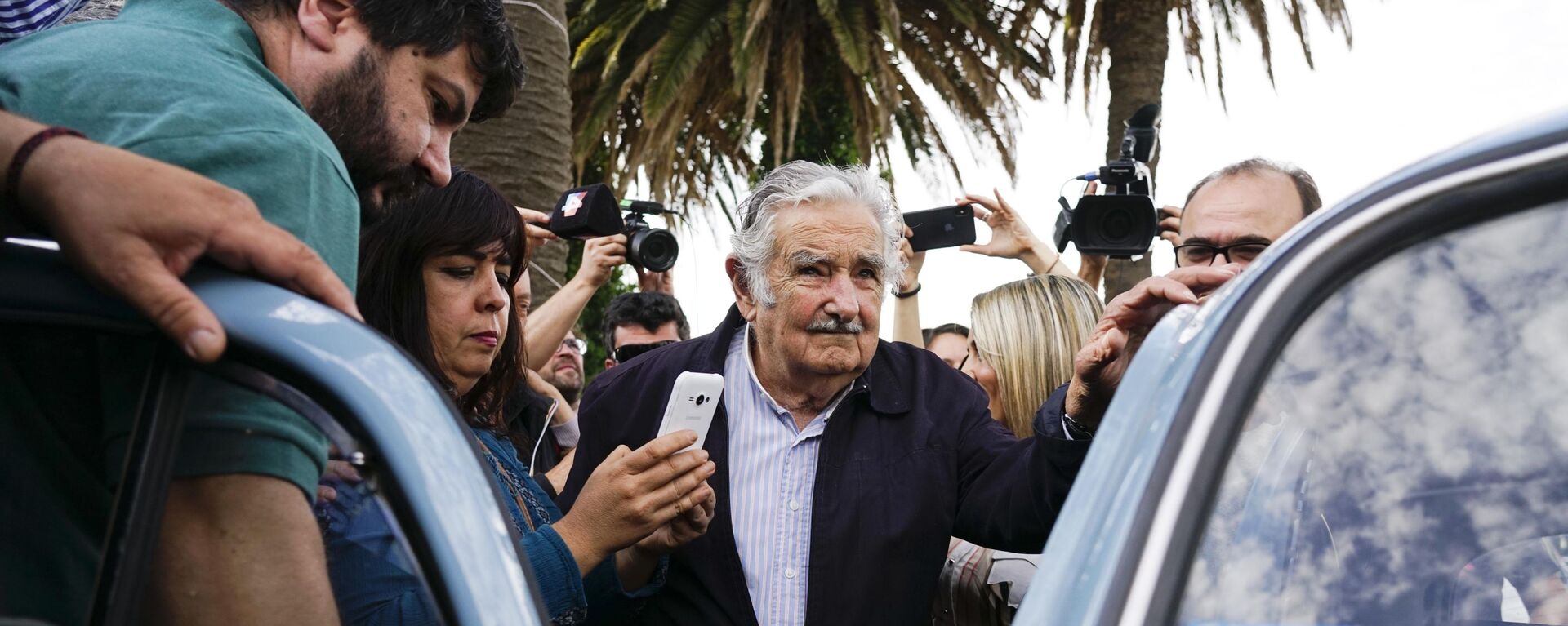 José Alberto Pepe Mujica, ex-presidente uruguaio, deixa sessão eleitoral com seu famoso Fusca azul-claro, em Montevidéu, em 27 de outubro de 2019 - Sputnik Brasil, 1920, 13.05.2025