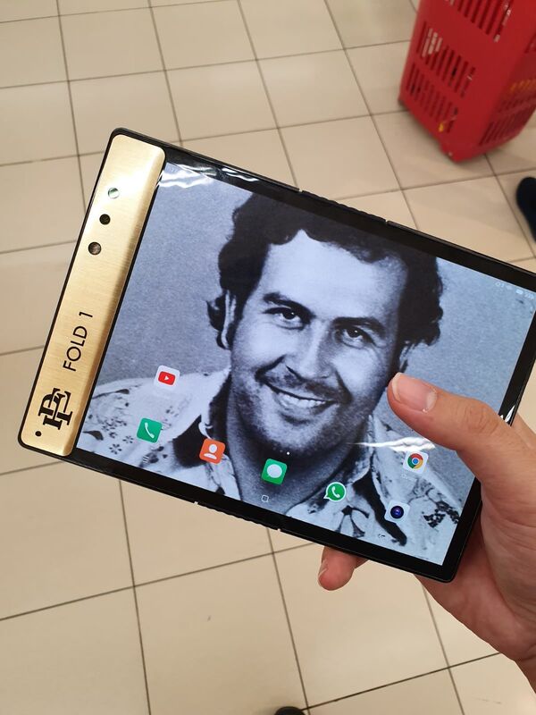 Irmão de Pablo Escobar apresenta celular 'inquebrável' ao mercado internacional (FOTO)  - Sputnik Brasil