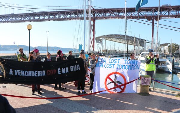 Manifestantes exibem faixas de protestos na recepção de Greta Thunberg em Lisboa - Sputnik Brasil
