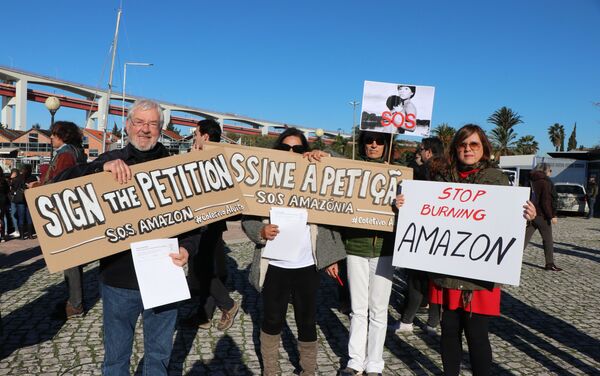  Coletivo Alvito convocou os presentes para assinarem uma petição pública para apoiar a proteção da Amazônia - Sputnik Brasil