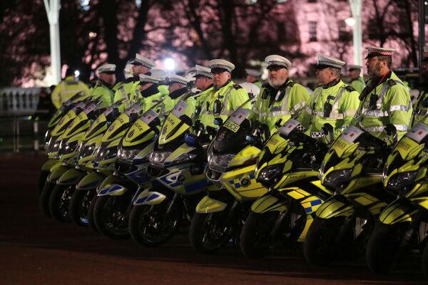 Polícia aguarda fora do Palácio de Buckingham até o começo da cúpula da OTAN em Londres - Sputnik Brasil