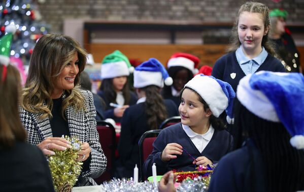 Primeira-dama dos Estados Unidos, Melania Trump, prepara decorações de Natal com crianças em Londres - Sputnik Brasil